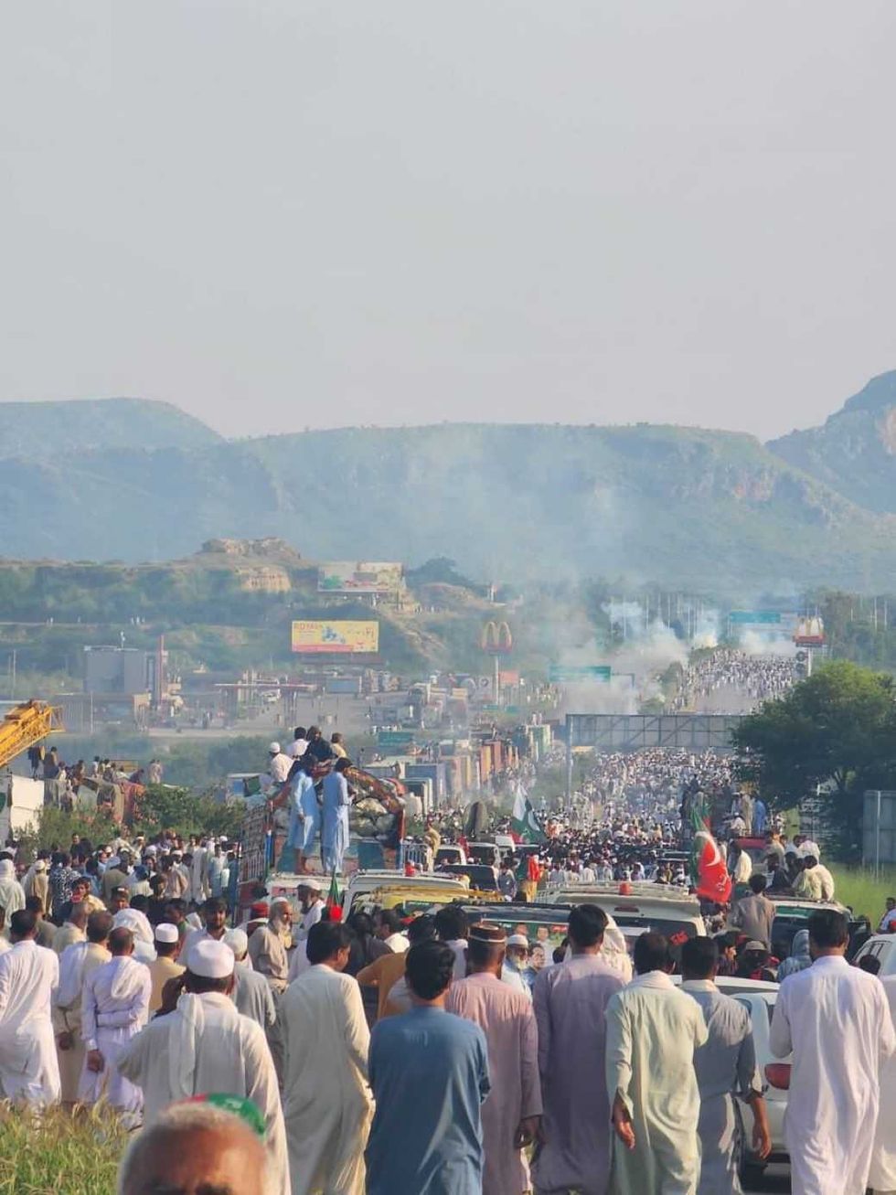 PTI calls off protest after violent clashes with Punjab Police