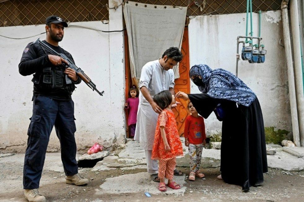 Polio vaccinator escapes death threat from terrorists in northwestern Pakistan