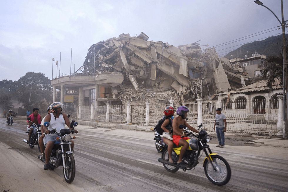 Venezuelans trapped alive after twin quakes kill at least 164